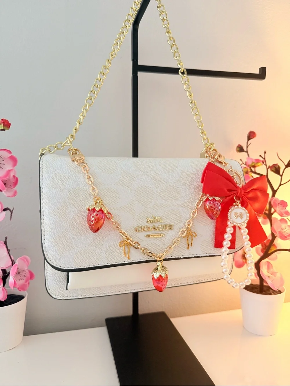 Coach White Shoulder Bag with Gold Chain. Charm. My website: okyslumiere.com 🎀